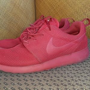 Nike Roshe Run Triple Red